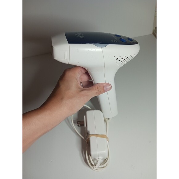 Veet Infini' Silk Pro Light-Based IPL Hair Removal System Used - Picture 8 of 9